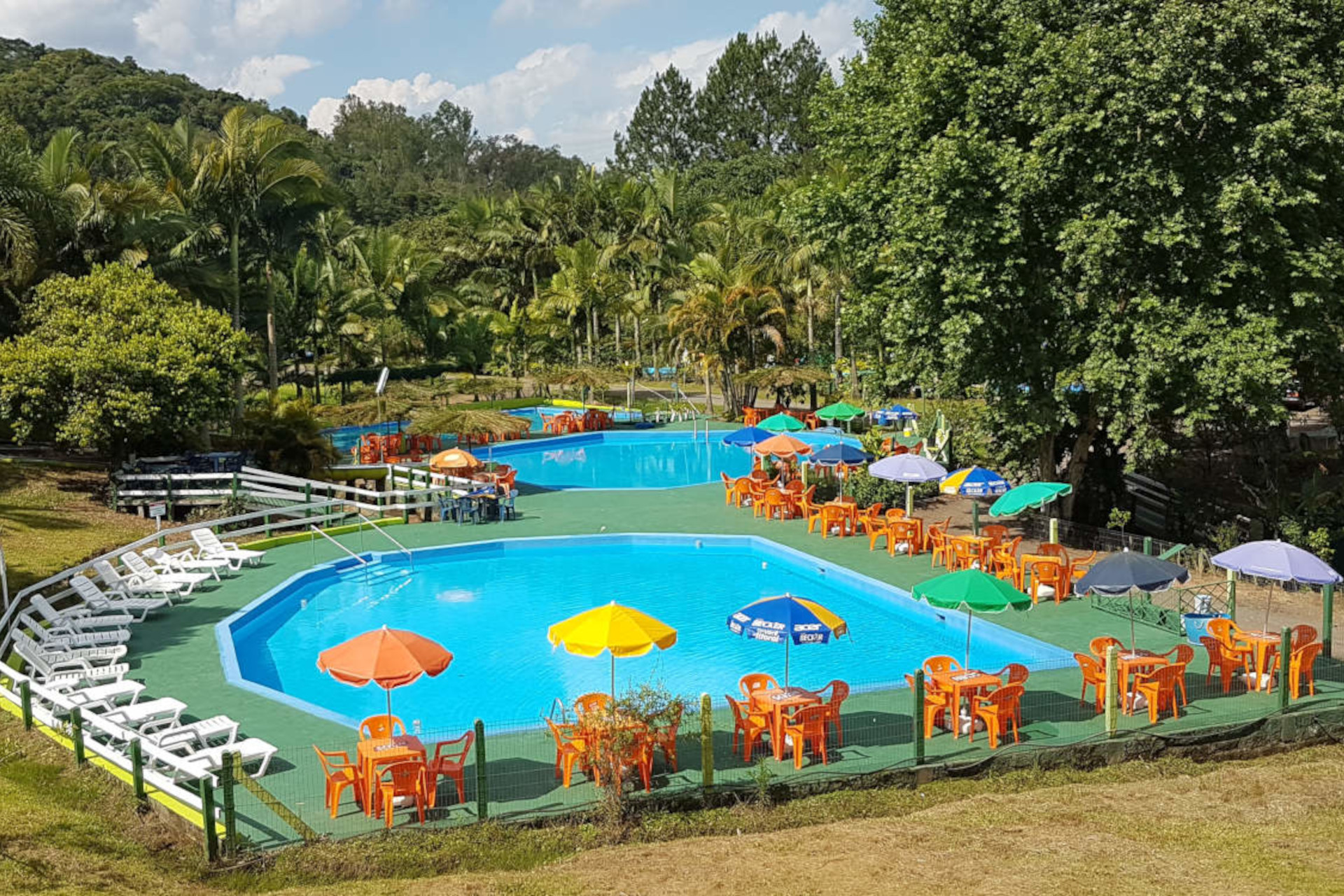 Piscinas com água cristalina